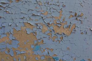 sjaskig peeling blå måla över plåster vägg textur och bakgrund foto