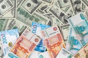 ryska rubl och oss dollar sedlar närbild med selektiv fokus foto
