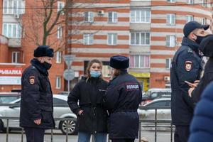 tula, ryssland januari 23, 2021 offentlig massa möte i Stöd av alexei navalny, Söt minderårig flicka argumenterar med de polis. foto