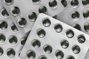 grön spirulina piller i medicinsk blåsa förpackningar närbild med direkt ovan perspektiv foto