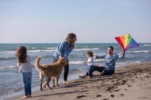 Lycklig ung familj njuter vecation under höst dag foto