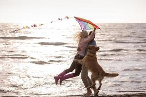 Lycklig par njuter tid tillsammans på strand foto