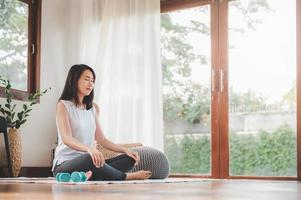 asiatisk kvinna som gör yogameditation foto