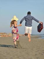 par på strand med resa väska foto