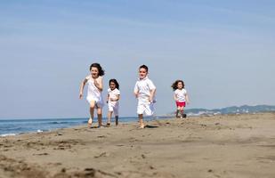 Lycklig ung människor grupp ha roligt på strand foto