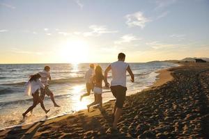 människor grupp löpning på de strand foto