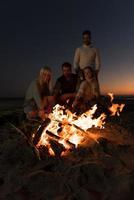 vänner har roligt på strand på höst dag foto