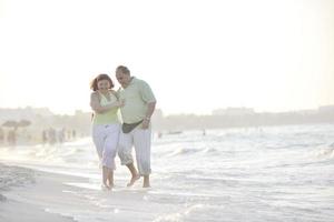 Lycklig seniors par på strand foto