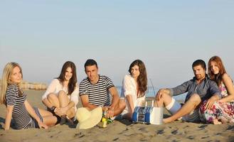 Lycklig ung människor grupp ha roligt på strand foto