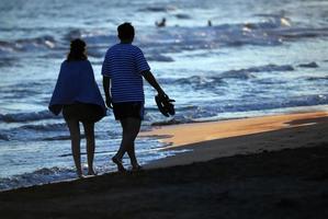 romantisk par på strand foto