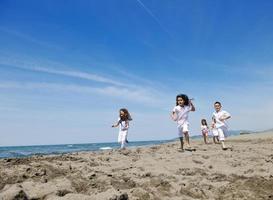 glad barn grupp som leker på stranden foto