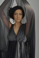elegant kvinna i modern klänning Framställ i de studio foto