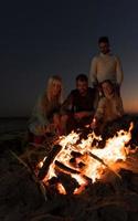 vänner har roligt på strand på höst dag foto