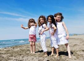 barn spelar på strand foto