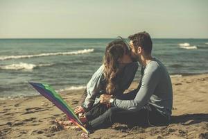 par njuter tid tillsammans på strand foto