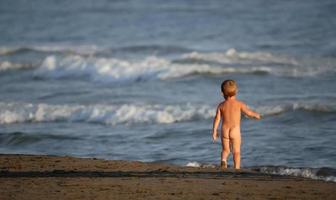 unge på strand foto