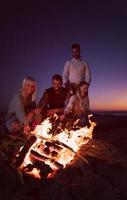 vänner har roligt på strand på höst dag foto