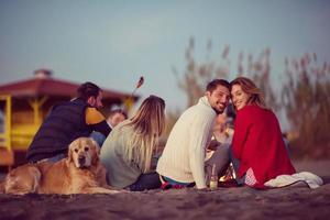 par njuter med vänner på solnedgång på de strand foto