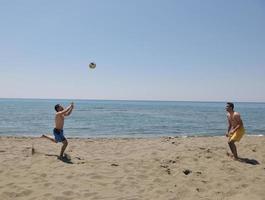 manlig strand volleyboll spel spelare foto