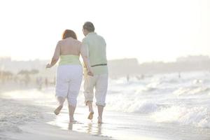 Lycklig seniors par på strand foto