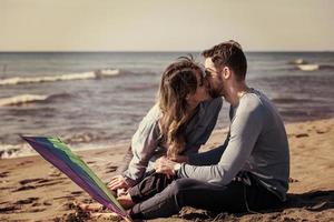 par njuter tid tillsammans på strand foto