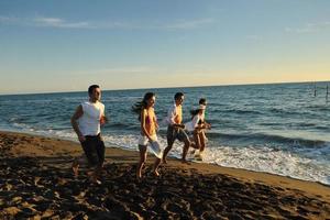 människor grupp löpning på de strand foto