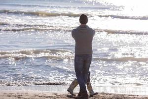 kärleksfull ung par på en strand på höst solig dag foto