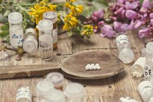 homeopatiska flaskor och piller