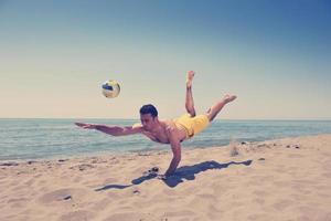 manlig strand volleyboll spel spelare foto