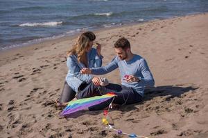 par njuter tid tillsammans på strand foto