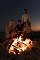 vänner har roligt på strand på höst dag foto