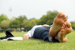 ung kvinna som läser en bok i parken foto