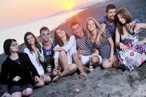 grupp av ung människor njut av sommar fest på de strand foto