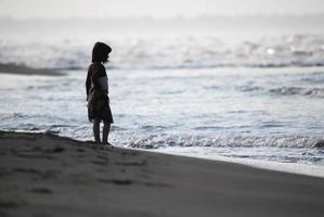 unge på strand foto