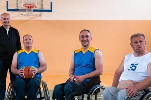 en Foto av basketboll lag med funktionshinder med de väljare i de stor hall innan de Start av de basketboll spel