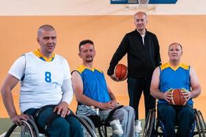 en Foto av basketboll lag med funktionshinder med de väljare i de stor hall innan de Start av de basketboll spel