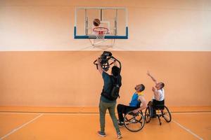 en kameraman med professionell Utrustning uppgifter en match av de nationell team i en rullstol spelar en match i de arena foto