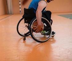 stänga upp Foto av rullstolar och handikappade krig veteraner spelar basketboll på de domstol