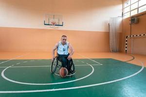 en Foto av en krig veteran- spelar basketboll i en modern sporter arena. de begrepp av sport för människor med funktionshinder