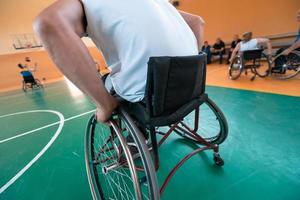 Inaktiverad krig veteraner blandad lopp och ålder basketboll lag i rullstolar spelar en Träning match i en sporter Gym hall. handikappade människor rehabilitering och inkludering begrepp foto