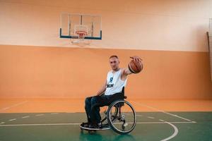 en Foto av en krig veteran- spelar basketboll i en modern sporter arena. de begrepp av sport för människor med funktionshinder