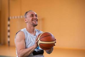 en Foto av en krig veteran- spelar basketboll med en team i en modern sporter arena. de begrepp av sport för människor med funktionshinder