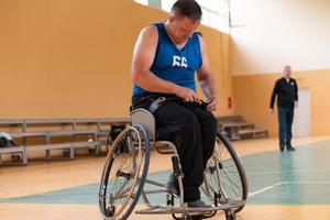 en Foto av en krig veteran- spelar basketboll med en team i en modern sporter arena. de begrepp av sport för människor med funktionshinder