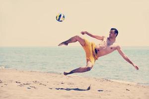 manlig strand volleyboll spel spelare foto