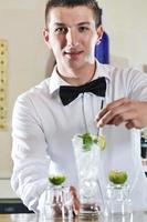 proffs bartender förbereda coctail dryck på fest foto