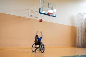 Foto av de basketboll team av krig ogiltiga med professionell sporter Utrustning för människor med funktionshinder på de basketboll domstol