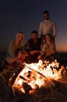 vänner har roligt på strand på höst dag foto