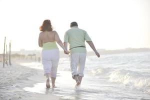 Lycklig seniors par på strand foto