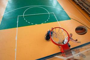 Inaktiverad krig eller arbete veteraner blandad lopp och ålder basketboll lag i rullstolar spelar en Träning match i en sporter Gym hall. handikappade människor rehabilitering och inkludering begrepp. foto