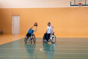 en ung kvinna spelar rullstol basketboll i en professionell team. kön jämlikhet, de begrepp av sporter med funktionshinder. foto